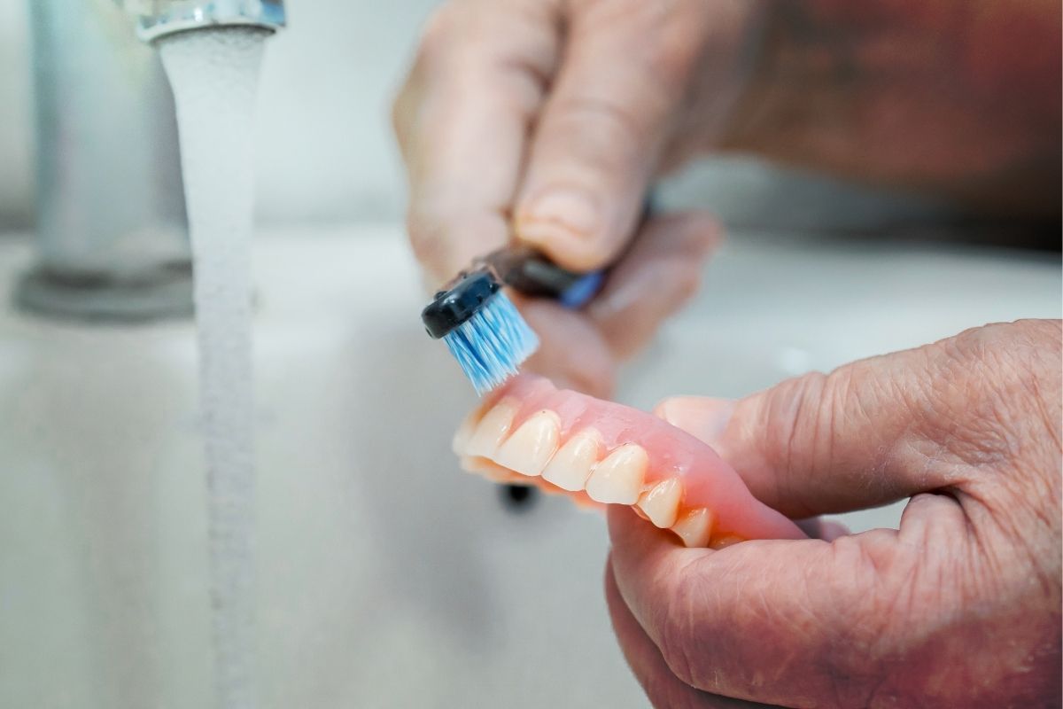 How to Remove Tartar from Dentures